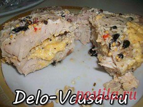 Свиная корейка на косточке фаршированная сыром, запечённая в фольге..