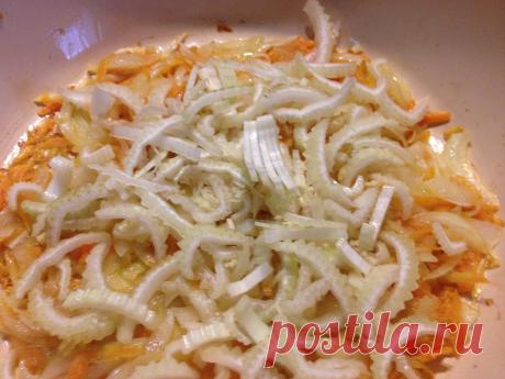 обжарить на растительном масле до полуготовности. Сельдерей добавить в последним.