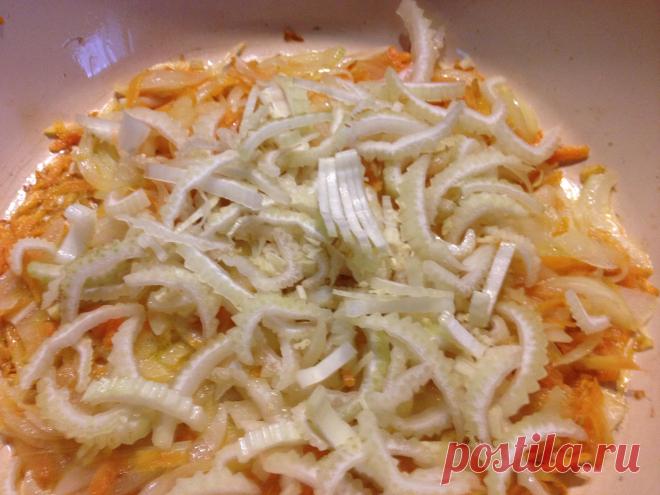 обжарить на растительном масле до полуготовности. Сельдерей добавить в последним.