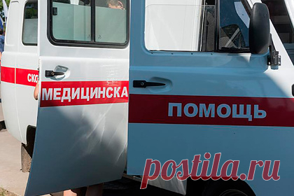 Водитель скорой помощи отбил у насильника россиянку. В Чите ожидавший врачей водитель скорой помощи отбил у насильника его жертву. В ночь на 15 августа пьяный россиянин попытался познакомиться на улице с 36-летней женщиной. Та ответила отказом. Мужчина набросился на нее, повалил на землю, начал бить по лицу и попытался изнасиловать.