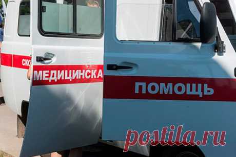 Водитель скорой помощи отбил у насильника россиянку. В Чите ожидавший врачей водитель скорой помощи отбил у насильника его жертву. В ночь на 15 августа пьяный россиянин попытался познакомиться на улице с 36-летней женщиной. Та ответила отказом. Мужчина набросился на нее, повалил на землю, начал бить по лицу и попытался изнасиловать.