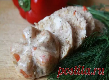 Куриный рулет в бутылке

Ингредиенты:
1,3–1,5 кг куриного мяса (филе, голени)
100 г очищенных грецких орехов
30 г желатина
2 зубчика чеснока
соль, специи по вкусу

Приготовление:
Куриное мясо нарежь кусочками среднего размера, сложи в чугунок или толстостенную сковороду. Не добавляя никакого масла, накрыв крышкой, на слабом огне начни тушить курицу в собственном соку. Слегка посоли и поперчи. Процесс тушения займет 35–45 минут.

Разведи желатин в теплой воде согласно инстр...