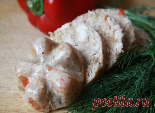 Куриный рулет в бутылке

Ингредиенты:
1,3–1,5 кг куриного мяса (филе, голени)
100 г очищенных грецких орехов
30 г желатина
2 зубчика чеснока
соль, специи по вкусу

Приготовление:
Куриное мясо нарежь кусочками среднего размера, сложи в чугунок или толстостенную сковороду. Не добавляя никакого масла, накрыв крышкой, на слабом огне начни тушить курицу в собственном соку. Слегка посоли и поперчи. Процесс тушения займет 35–45 минут.

Разведи желатин в теплой воде согласно инстр...