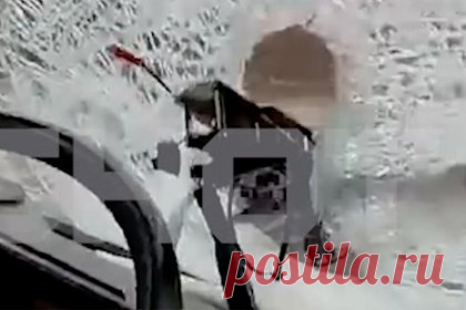 Дрон-камикадзе застрял в десятках сантиметров от лиц российских бойцов и попал на видео