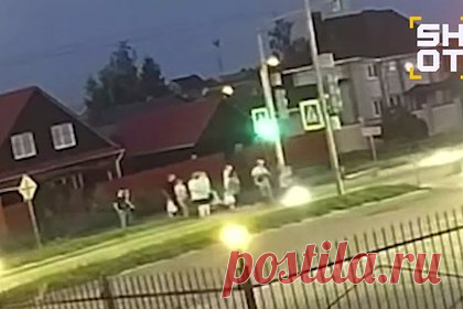 Авто влетело в толпу людей в российском городе и попало на видео