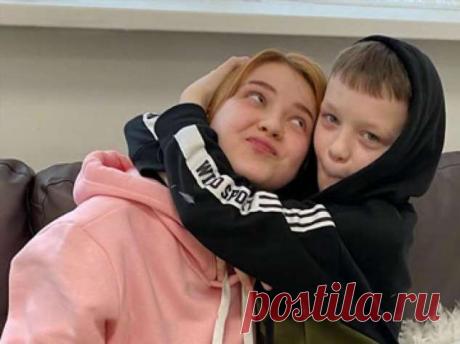 Школьница, забеременевшая от четвероклассника, подвергается травле в школе и сети . Милая Я