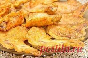 Крылышки в кляре
Ингредиенты:
Куриные крылья - 6 шт.
Мука - 50 г
Яйца - 3 шт.
Соль, перец - по вкусу
Способ приготовления:
Из муки, яиц, соли и перца замешиваем кляр. Он похож по консистенции на жидкое тесто.
Крылья режем пополам. Солим и перчим.
Опускаем крылышко в кляр и обмакиваем его в нём с двух сторон.
Кладем в сковороду с разогретым маслом.
Обжариваем крылья с двух сторон в большом количестве масла на медленном огне для того, чтобы крылышко прожарилось.
Приятного аппетита!