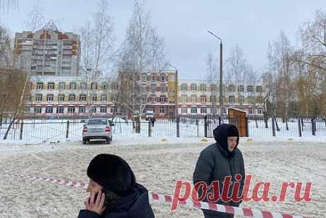 Мать устроившей стрельбу школьницы назвала два сказанные ей на прощание слова. Брянская восьмиклассница, которая устроила стрельбу в школе, перед уходом в учебное заведение отказалась от завтрака, рассказала мать девочки. По словам женщины, в последние дни ее дочь вела себя странно, мало разговаривала и почти не отвечала на вопросы. Перед походом в школу она сказала матери: «Не вой».
