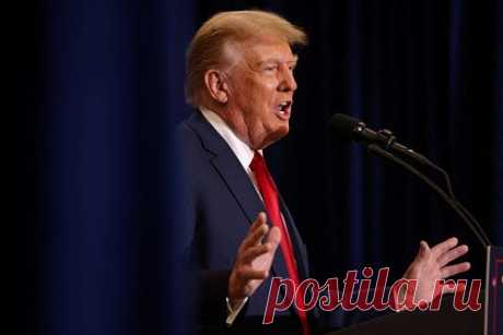Трамп опроверг слова Коламбуса о секрете его появления в фильме «Один дома 2». Бывший президент США Дональд Трамп гневно опроверг слова режиссера Криса Коламбуса о секрете его появления в фильме «Один дома 2». По словам Трампа, в действительности создатели фильма умоляли его сняться в эпизоде картины. При этом политик возмутился, что его обвинили в насмешках над своей ролью в фильме.