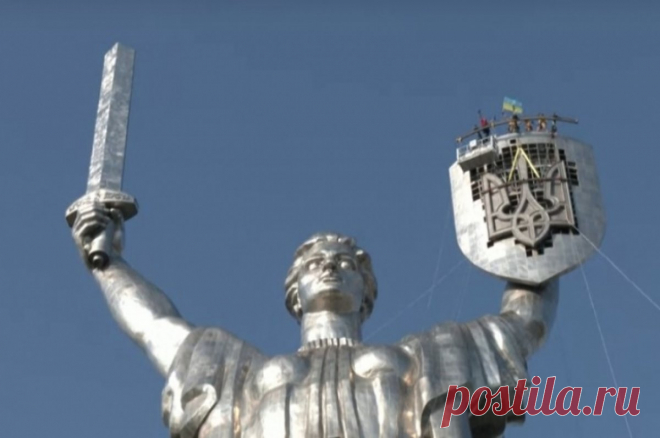 Макет трезубца для монумента «Родина-мать» в Киеве слепил Виктор Ющенко. Скульптор Алексей Пергаменщик пожаловался, что директор музейного комплекса не позволил освятить трезубец перед установкой.