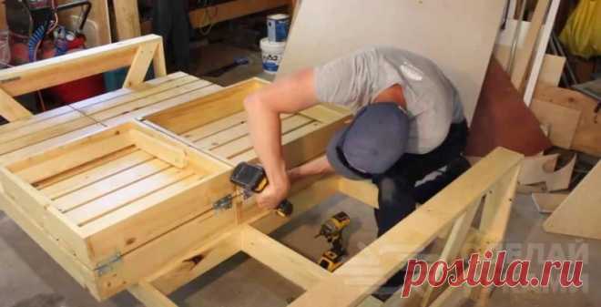 Классная кровать-трансформер из обычных досок В данном обзоре автор поделится с нами идеей, как сделать классную кровать-трансформер своими руками. Это отличный вариант для дачи или частного дома.    Для изготовления кровати можно использовать доски — новые или старые, которые остались после ремонта