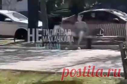 В России девушка оголилась возле мечети и попала на видео