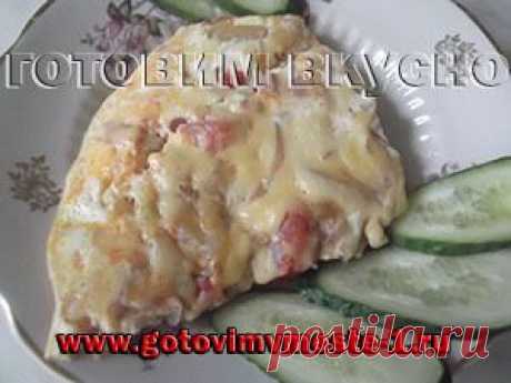 Омлет с капустой, сосиской, помидорами и с сыром. Готовим на сковороде.