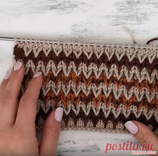 Двухцветный узор спицами “Зигзаги” Девочки, очень понравился узор, делюсь! Симпатичный узор спицами связан из двух видов пряжи: гладкоокрашенной и меланжевой. И так получается еще интересней!