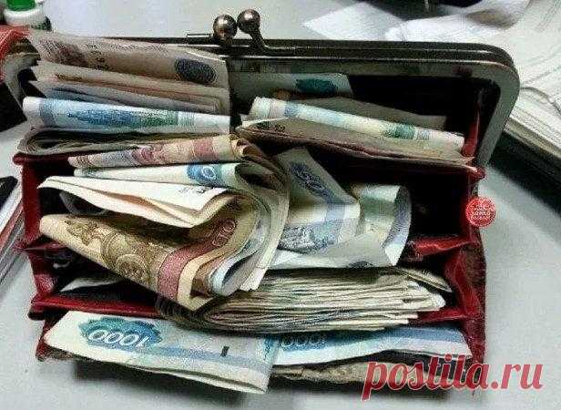 7 шепотков от мудрой бабушки-ведуньи, чтобы изобилие и достаток всегда были в доме Шепотки и заговоры на кошелек, чтобы в нем всегда денежки водились.Перед тем, как переложить всё из старого кошелька в новый, положите в тайный карман красивую монетку, сказав:«Новый кошелек ко мне де...