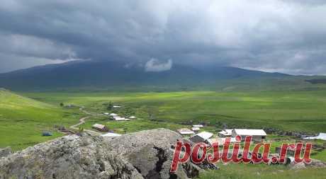 Հայրենի բնաշխարհիս անկանխատեսելի հրաշալիքները ....
Լարված ու հոգնեցուցիօ օրվա ավարտին մի փոքր որոշեցի լիցքաթափվել, շրջելով դպրոցի հարակից ժայռաբլրի լանջերին,նախ վեր,ապա նսև վար,ուղղություն վերցնելով դեպի ձորամեջ