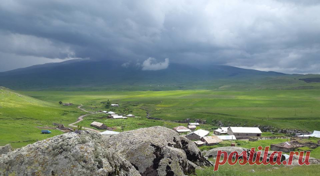 Հայրենի բնաշխարհիս անկանխատեսելի հրաշալիքները ....
Լարված ու հոգնեցուցիօ օրվա ավարտին մի փոքր որոշեցի լիցքաթափվել, շրջելով դպրոցի հարակից ժայռաբլրի լանջերին,նախ վեր,ապա նսև վար,ուղղություն վերցնելով դեպի ձորամեջ