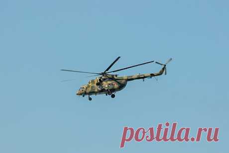 Названы возможные версии крушения Ми-8 в Карелии. Вертолет Ми-8, который упал в Онежское озеро в Карелии, мог потерпеть крушение по нескольким причинам. Их перечислил источник ТАСС в оперативных службах. «На данный момент приоритетной версии пока нет. Рассматриваются погодный фактор, ошибка пилотирования и техническая неисправность», — сказал собеседник.