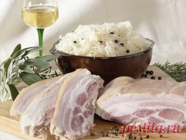 Рецепт Хреновухи с медом. Хреновуха - вкусная полезная алкогольная настойка, которую несложно приготовить в домашних условиях. Напиток крепкий, но очень легко пьющийся, не вызывающий дикого похмелья наутро и, как правило, пользующийся большим успехом Ингредиенты: водка — 3 литра, хрен (корни) — 400 грамм, имбирь (корни) — 50 грамм, перец горошком — по вкусу, гвоздика — по вкусу, мед натуральный — 3 столовые ложки. Хрен очищаем от шкурки и нарезаем довольно крупной соломкой.