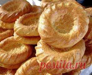 Узбекские лепешки В последнее время я часто пеку домашний хлеб, исследуя рецепты различных стран. Эти лепешки получились очень мягкими и ароматными, с симпатичными кунжутными зернышками в центре. Они прекрасно хранятся и остаются свежими дольше, чем обычный белый хлеб. Ингредиенты, приправы и специи Молоко 2 и 1/2 стакана Сливочное масло 4 столовых ложки Сметана 1/2 стакана Сахар 1 столовая ложка Соль 1 и 1/2 столовых ложки Дрожжи 1 и 1/2 столовых ложки Мука 8 стаканов Яичный желток 1 штука Кунж