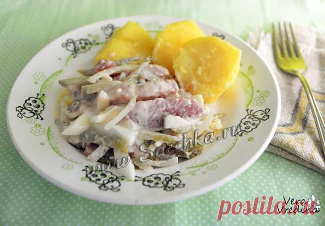 Салат с сельдью и огурцом - рецепт с фото Салат приготовлен с селёдкой и маринованным огурцом. Подавать этот салат с горячим вареным, запеченным или обжаренным картофелем.