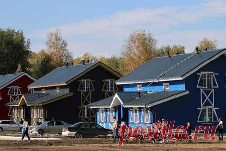 В декабре 2015 года на территорию 1 очереди Деревни Мира заехала первая техника на выравнивание земельного покрова, размером 4,5 Га, для начала строительных работ. На тот момент, это было пустое поле земли, наполненное энтузиазмом и большим количеством планов и идей.

В октябре 2017 года поле превратилось в первый жилой район масштабного проекта:
построено 42 дома и 2 общественных здания
проведены все коммуникации подземным способом
Показать полностью…