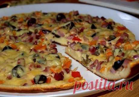 Пицца "Минутка"

Ингредиенты:
Для теста:
-4 ст.л. сметаны
-4 ст.л. майонеза
-2 яйца
-9 ст.л. муки

Приготовление:
1. Тесто получается жидкое, как сметана, его вылить на сковороду и уже сверху положить:
шампиньоны консервированные
колбаса копченая соленая (на терке нужно измельчить)
помидор (нарезать тонкими кружочками)
лук и маслины по желанию, соль, перец.
залить майонезом и сверху ТОЛСТЫЙ слой твердого сыра.
2. Попробуйте - не пожалеете!!!
3. Начинка любая, главное тесто!