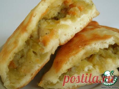 Жареные пирожки с начинкой : картошка, соленые огурцы, морковь.