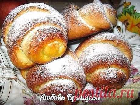 ПЛЮШКА-КОМЕТА

Продукты: 
200 мл смеси молока с водой, 
1 яйцо, 
100 мл растительного масла,
 3-4 ст. л. сахара, 
1 ч.л. сухих дрожжей, 
около 500 г муки, 
щепотка соли, 
ванильный сахар – пакетик. 
Растительное масло и сахар для смазывания плюшек. 
Сахарная пудра - для посыпки.
Смесь молока с водой соединить с растительным маслом, взбитым с сахаром яйцом добавить соль, ванильный сахар и дрожжи, перемешать и дать постоять 10 минут, пока дрожжи разойдутся.
Затем ввести муку...