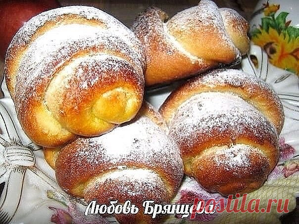 ПЛЮШКА-КОМЕТА

Продукты: 
200 мл смеси молока с водой, 
1 яйцо, 
100 мл растительного масла,
 3-4 ст. л. сахара, 
1 ч.л. сухих дрожжей, 
около 500 г муки, 
щепотка соли, 
ванильный сахар – пакетик. 
Растительное масло и сахар для смазывания плюшек. 
Сахарная пудра - для посыпки.
Смесь молока с водой соединить с растительным маслом, взбитым с сахаром яйцом добавить соль, ванильный сахар и дрожжи, перемешать и дать постоять 10 минут, пока дрожжи разойдутся.
Затем ввести муку...