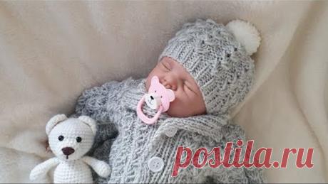 Шапочка на двух спицах для новорожденного узором гусиные лапки.