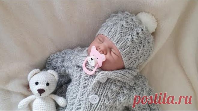 Шапочка на двух спицах для новорожденного узором гусиные лапки.