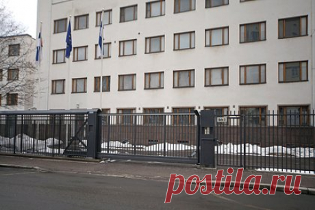 Финляндия отреагировала на кувалды во дворе посольства в Москве. МИД Финляндии уже рассматривает ответные меры на акцию, во время которой неизвестные забросали двор финского посольства в Москве кувалдами. «В данный момент МИД рассматривает меры в связи с хулиганскими действиями», — отреагировали в посольстве. Там добавили, что в ходе инцидента никто не пострадал.