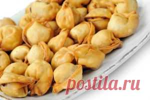 Как жарить пельмени на сковороде: рецепты обычные и не очень
 соус: взбить в миске 2 яйца с солью, затем положить 2 ст. ложки майонеза, консервированный зеленый горошек (примерно 100 г) и нарезанную зелень. Залить получившимся соусом пельмени и отправить в духовку.