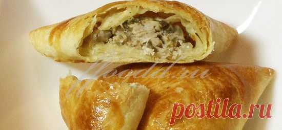 Слоеная самса с острой куриной начинкой.