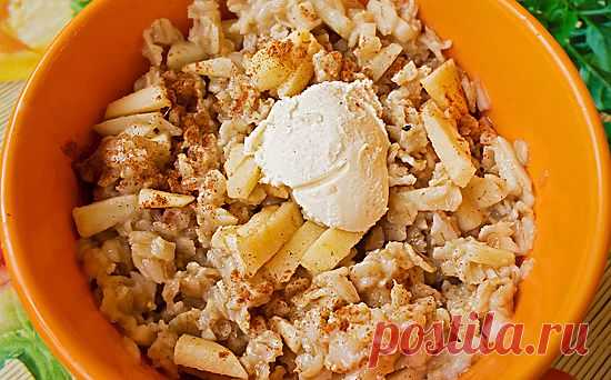 Овсяная каша с яблоками и корицей