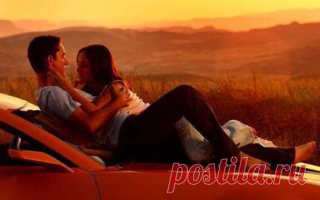 Как хорошо быть чьей-то навсегда. И знать, что это не слова пустые. Как хлеб делить и душу и года. Глядеть в глаза безмерно дорогие. Как хорошо быть чьей-то навсегда. И знать, что не оставит, не обманет. И вытащит из под любого льда. И никогда любить не перестанет.