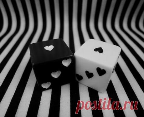 Послание арктурианской группы от 6 июля 2014 года.
Постарайтесь не отвлекаться на образы, представляющие трёхмерное сознание в проявлении. Такое понимание было опытом просвещения Будды. Он  пытался учить других, но большинство было неспособно полностью постичь эту идею и считали, что, поскольку весь мир - иллюзия, можно игнорировать страдания других. Мир реален, это  ложные интерпретации сознания дуальности и разделения создают иллюзию.