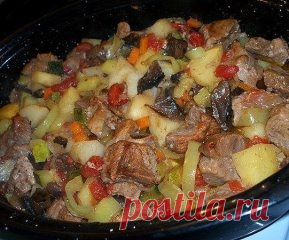 Жаркое в духовке
Жаркое, а попросту, картошка с мясом и овощами, приготовленная в духовке – это всегда вкусно. Ведь мясо и овощи здесь взаимопропитываются соками и томятся вместе.
Ингредиенты:
- 1 кг свинины, можно взять ошеек
- 1 кг картофеля
- 2-3 зеленых болгарских перца
- 1 большая луковица
- 1 длинная морковь
- 2-3 помидора
- горсть сушеных белых грибов
- 1 молодой кабачок или цукини
- соль и перец
- жир для жарения (смалец, сливочное масло, растительное масло)
Грибы замочим и отварим. Отва