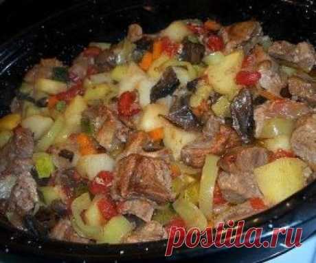 Жаркое в духовке
Жаркое, а попросту, картошка с мясом и овощами, приготовленная в духовке – это всегда вкусно. Ведь мясо и овощи здесь взаимопропитываются соками и томятся вместе.
Ингредиенты:
- 1 кг свинины, можно взять ошеек
- 1 кг картофеля
- 2-3 зеленых болгарских перца
- 1 большая луковица
- 1 длинная морковь
- 2-3 помидора
- горсть сушеных белых грибов
- 1 молодой кабачок или цукини
- соль и перец
- жир для жарения (смалец, сливочное масло, растительное масло)
Грибы замочим и отварим. Отва