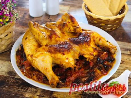 Цыпленок с черносливом и томатами. Нежнейший цыпленок в ароматном соусе. Вместо целого цыпленка можно использовать бедра, голень и т.д. На гарнир можно приготовить рис или картофель. Из указанного количества ингредиентов получается 4-6 порций.