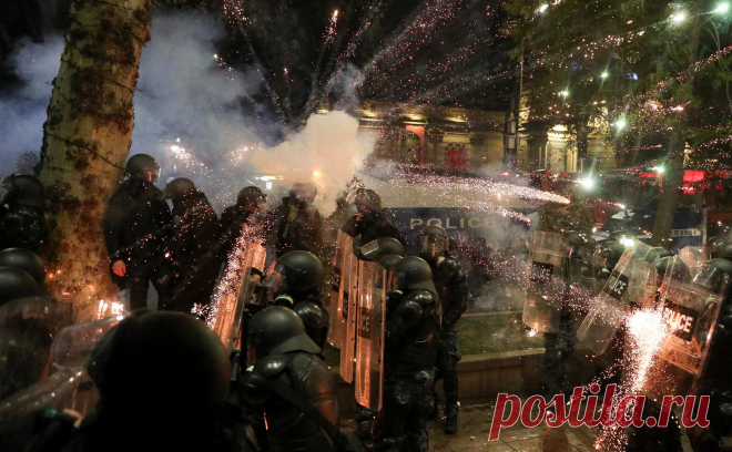В Грузии два полицейских пострадали в стычках с протестующими. Акция протеста у здания парламента в центре Тбилиси вышла «за рамки норм, установленных законом», в результате насильственных действий протестующих пострадали два сотрудника полиции.