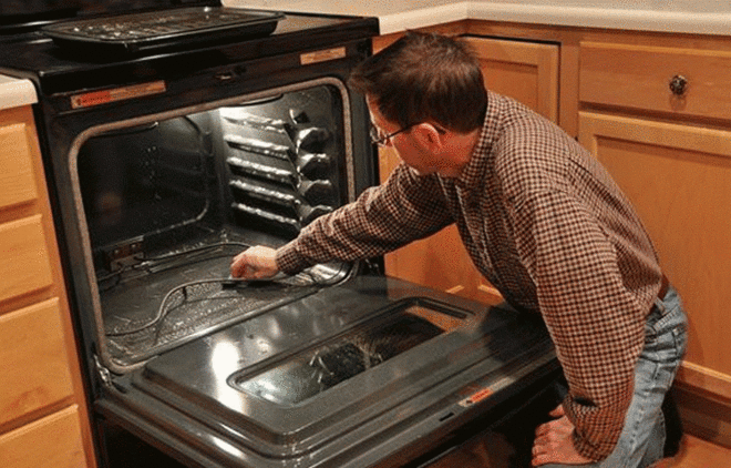 КАК ОЧИСТИТЬ ДУХОВКУ ОТ ЖИРА И НАГАРА 
Каждая хозяйка со временем сталкивается с проблемой: как очистить духовку от жира и нагара. 
● Чтобы не потерять эту информацию, жмите Класс! и Поделиться 
Иногда эта задача оказывается не из легких. Поэтому вам наверняка пригодятся эффективные методы, позволяющие решить проблему с минимумом усилий. И Вы дальше будете радовать своих любимых домочадцев вкусными блюдами из духовки! 
1. В горячей воде разведите немного хозяйственного мыла или моющего средств