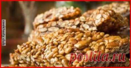 Я обожаю козинаки, но вот последнее время не могу нигде купить вкусные и настоящие. И решила,а почему бы не приготовить домашние козинаки? Потратила я не больше 20 минут, а результат — такая вкуснятина. Я теперь и в магазин не ногой за козинаками, делаю дома сама, и радую свою семью. Домашние козинаки Ингредиенты: Семечки чищенные — 250 грамм; сахар — 250 грамм; вода — 150 грамм; 5 капель лимонного сока. Пошаговый рецепт Растворите сахар в 150 граммах воды, добавить лимонн...