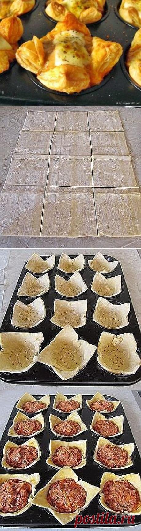 Корзиночки из слоёного теста с начинкой.