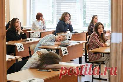 В России указали на вырождение ЕГЭ после скандала с досмотром школьниц до трусов