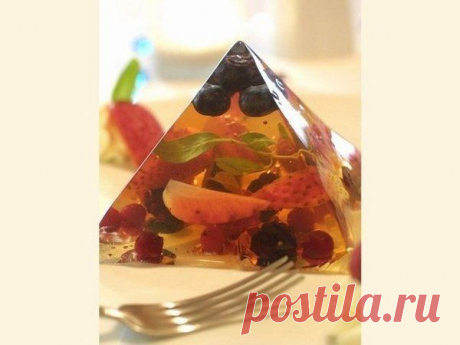 Рецепт ягодного желе без сахара.
Ингредиенты:
600 мл свежевыжатого апельсинового сока
12 г желатина
50 г черники (все ягоды можно брать и замороженными)
75 г клубники, разрезанной на четвертинки или пополам
50 г малины