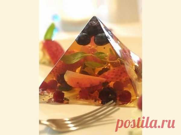 Рецепт ягодного желе без сахара.

Ингредиенты:

600 мл свежевыжатого апельсинового сока
12 г желатина
50 г черники (все ягоды можно брать и замороженными)
75 г клубники, разрезанной на четвертинки или пополам
50 г малины