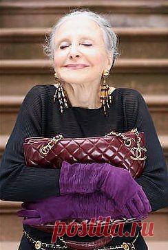 Женщина, которая следит за собой, прекрасна и в сорок, симпатична и в шестьдесят, приятна и в девяносто. 
Прекрасной ДАМЕ - 92 !!!.......Держимся,девочки!!!