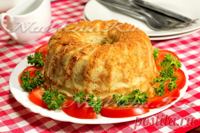 Картофельная запеканка с сыром и ветчиной. При соответствующем оформлении и подаче обычная запеканка из картофеля вполне может конкурировать с изысканными праздничными угощениями. Приготовить ее лучше в небольшой, но высокой форме с рельефным донышком и стенками. Идеально для этого подойдет силиконовая формочка для выпечки диаметром 16-18 см.
Для запеканки выбирайте хорошую сочную ветчину и мягкий сыр с высоким процентом жирности. Сухари для панировки не поленитесь сделать...